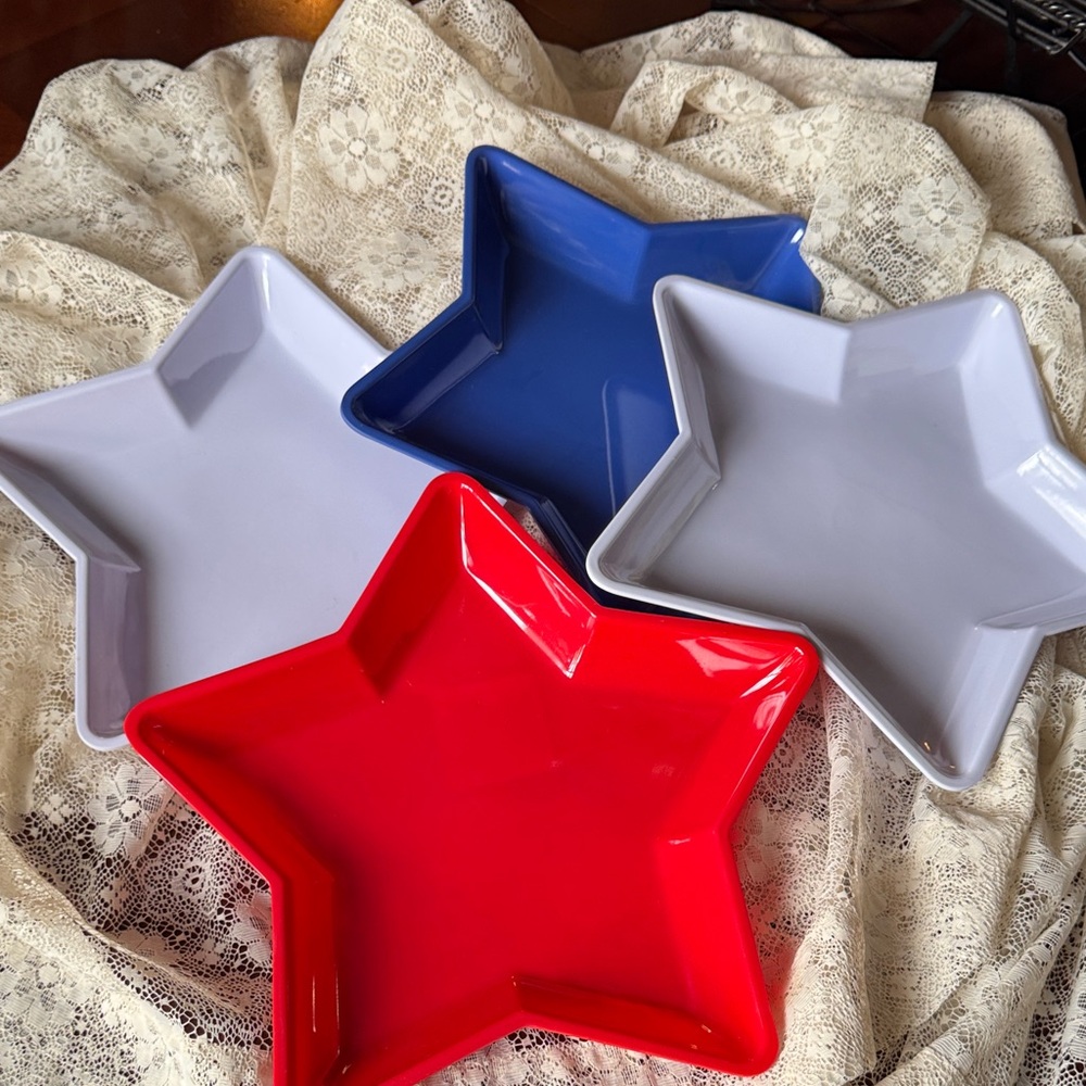 Star Serving dishes red, white and blue hard Plastic Plate Set of 4 NWT